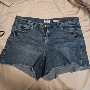 Kensie jean shorts size 10